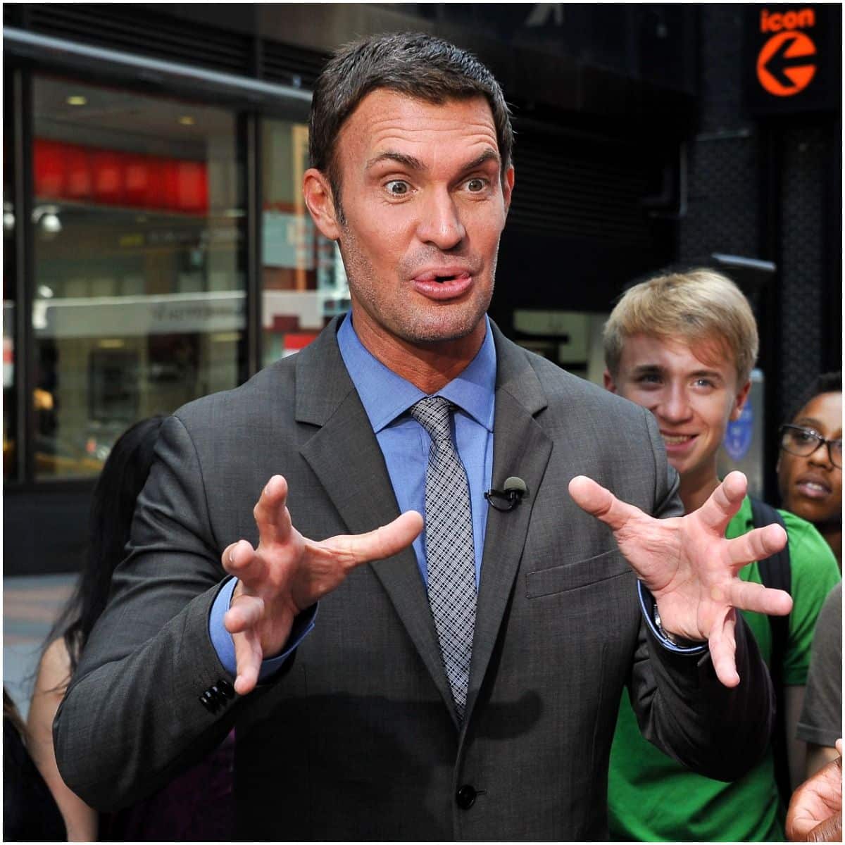 what is the net worth of Jeff Lewis Flipping Out