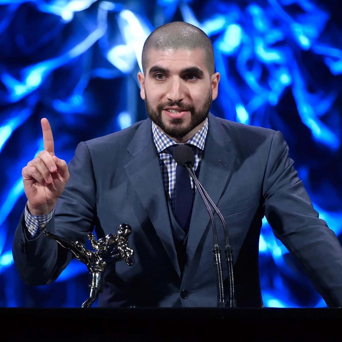 what is the net worth of Ariel Helwani