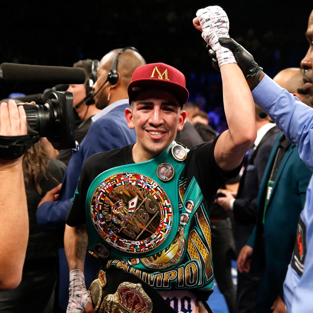 what is the net worth of Leo Santa Cruz