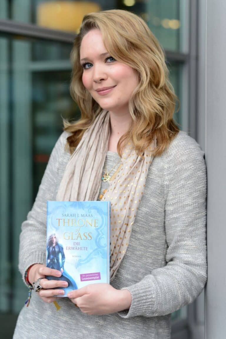 Sarah J. Maas Net Worth - Latest Update