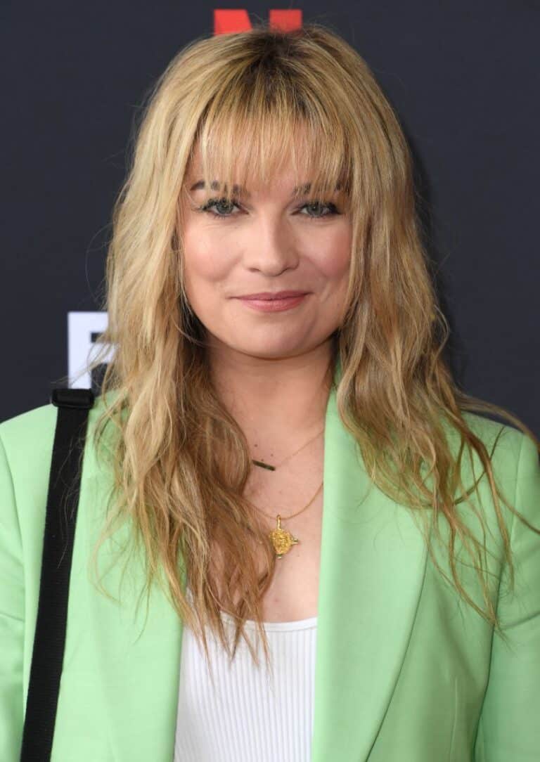 Annie Murphy Net Worth | Husband - Famous People Today