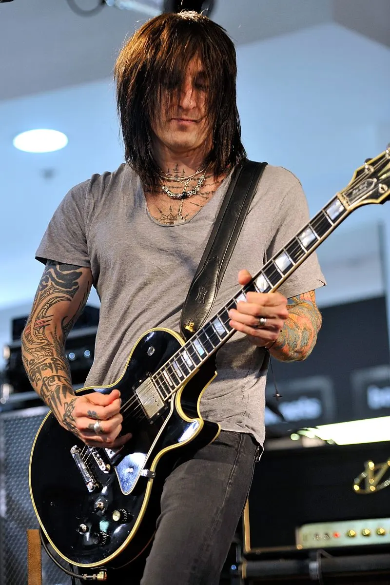 When did Richard Fortus join Guns and Roses