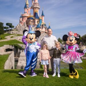 How Much Money Does Disneyland Make In A Day? - Famous People Today
