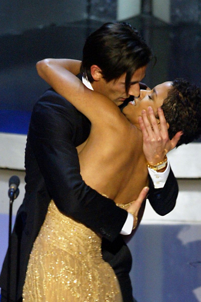 Adrien Brody kissing Halle Berry at the Oscar