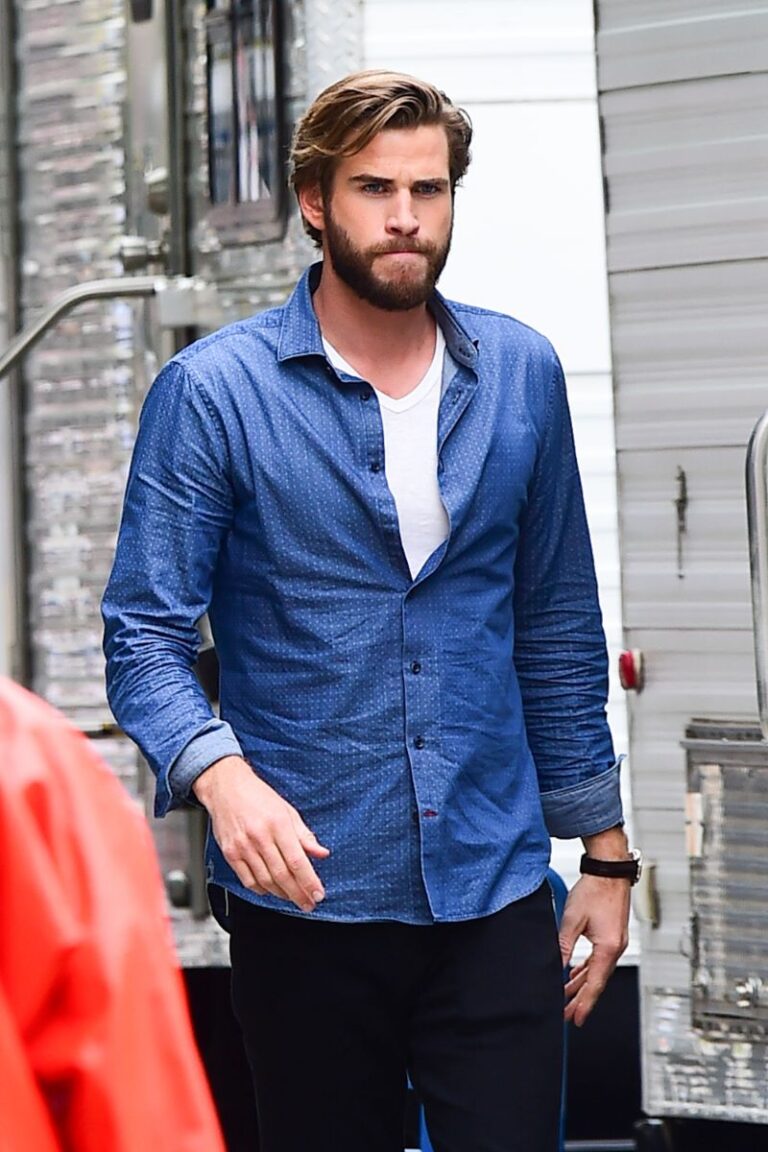 Liam Hemsworth Net Worth & Girlfriend Famous People Today