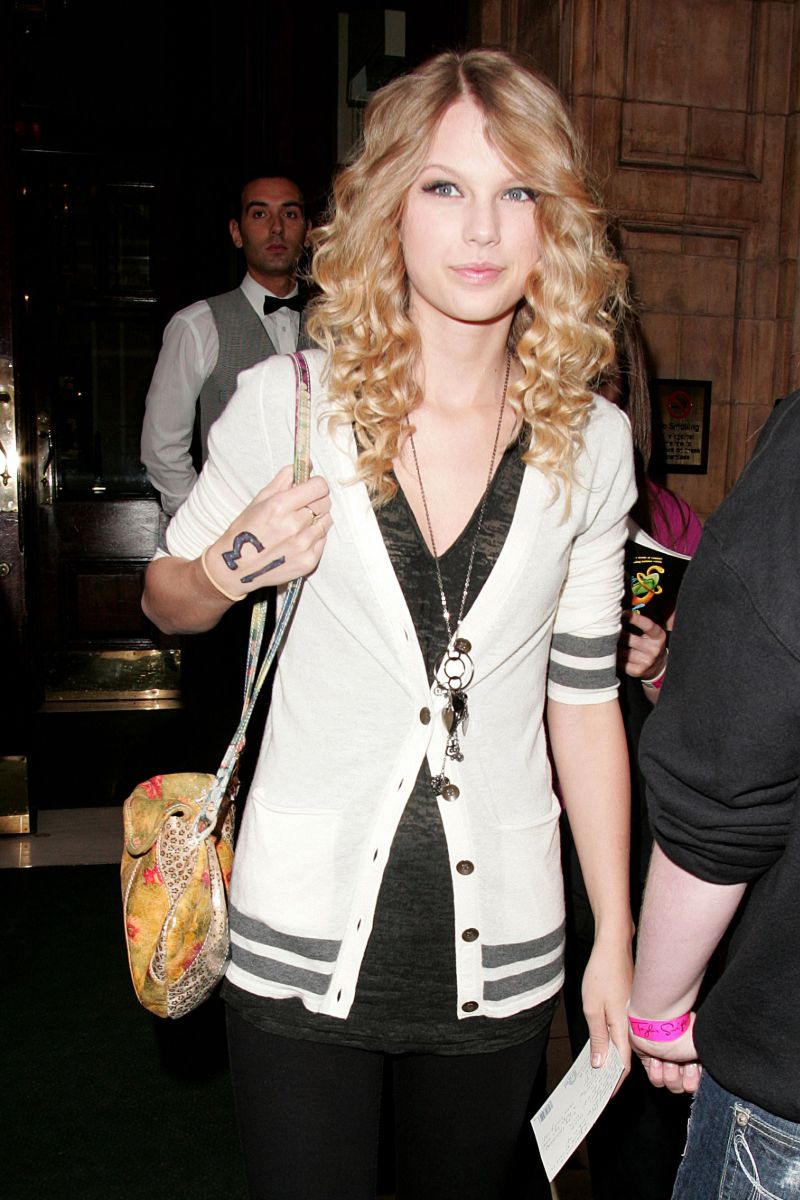 Taylow Swift curly blonde hair