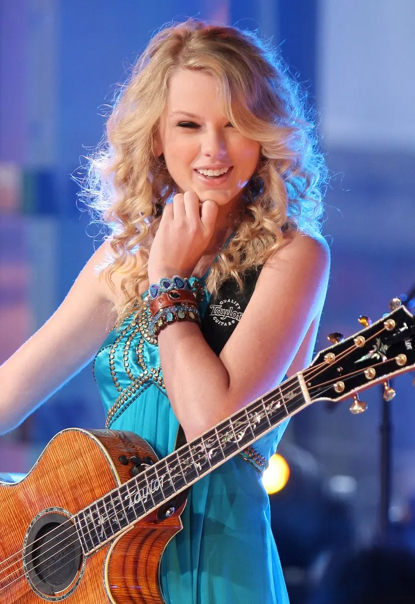 Taylow Swift long hair